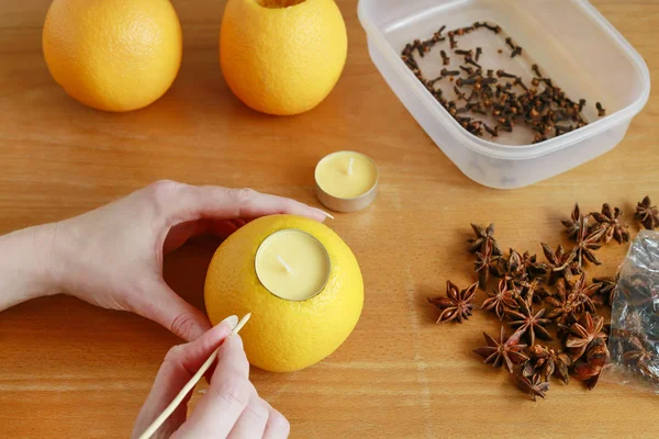 How to make orange pomander ball -  tutorial — Stock Photo, Image