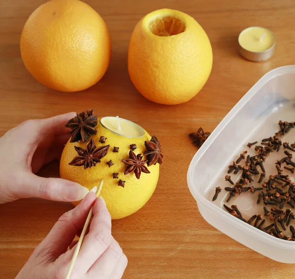 Wie man Orangenpomanderball macht - Anleitung — Stockfoto