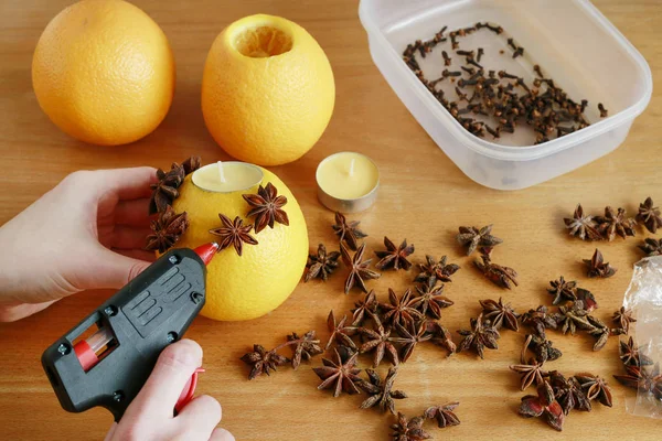Cómo hacer bola de pomandro naranja - tutorial — Foto de Stock