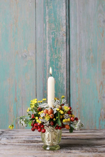 Portacandele autunno decorato con rosa canina, bacche di biancospino a — Foto Stock