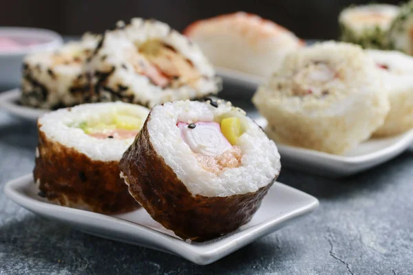Sushi set på grå sten bakgrund. — Stockfoto