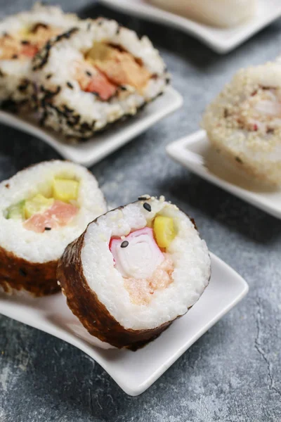 Sushi set på grå sten bakgrund. — Stockfoto