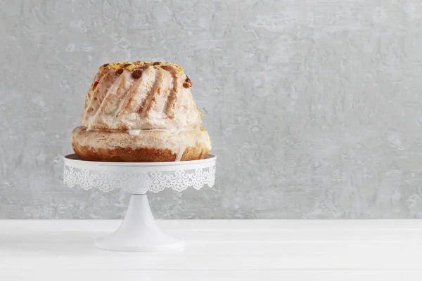 Gâteau de Pâques traditionnel sur fond de pierre grise — Photo