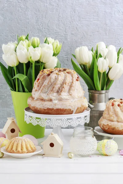 Easter table with cakes, eggs and flowers. — Stock Photo, Image