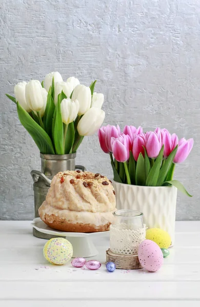 Kek, yumurta ve çiçek ile Paskalya masası. — Stok fotoğraf