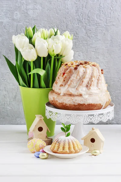 Table de Pâques avec gâteaux, œufs et fleurs . — Photo