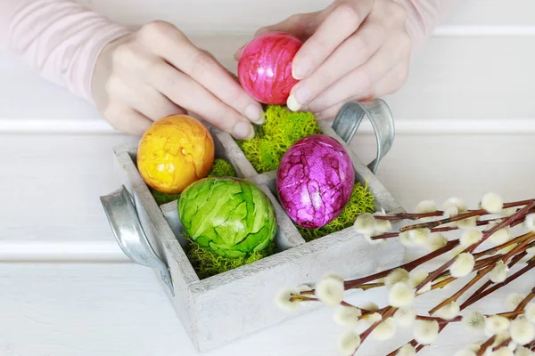 How to make Easter table decoration with catkins, tutorial. — Stock Photo, Image