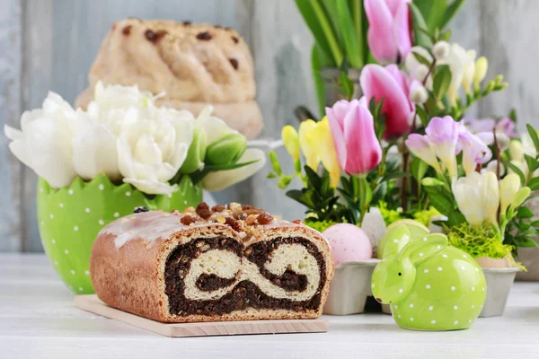 Poppy seed cake on easter table. — Stock Photo, Image