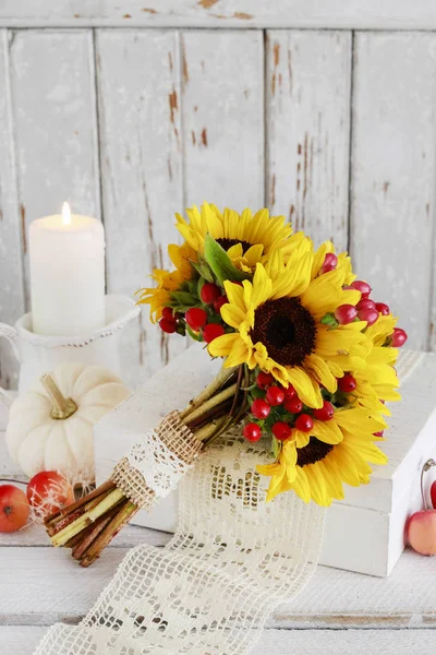 Kytice slunečnic a Hypericum bobule, svíčky, krajky. — Stock fotografie