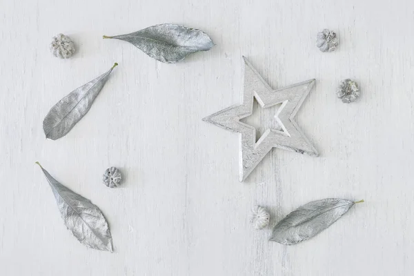 Foglie di stella e argento su sfondo di legno bianco — Foto Stock