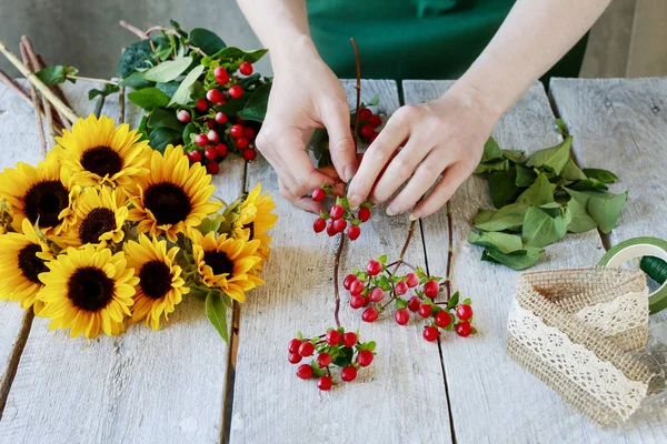 How to make classic bouquet of sunflowers and hypericum berries, — Stock Photo, Image
