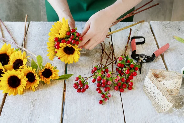 Jak udělat klasickou kytici slunečnic a Hypericum, — Stock fotografie