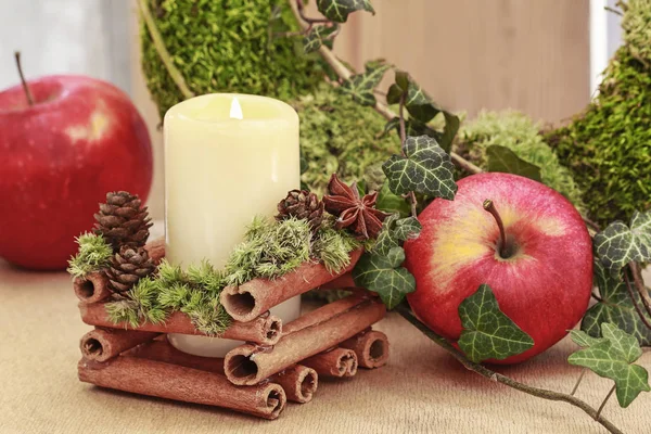 Portavelas navideño con varillas de canela, musgo y anís sta —  Fotos de Stock