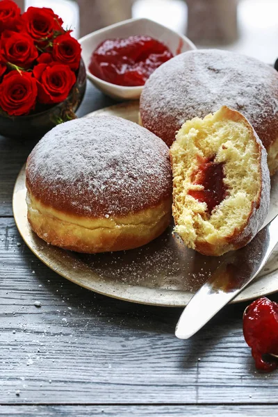 Fat donderdag viering-traditionele Poolse Donuts gevuld met — Stockfoto