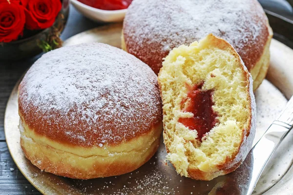 Fat donderdag viering-traditionele Poolse Donuts gevuld met — Stockfoto