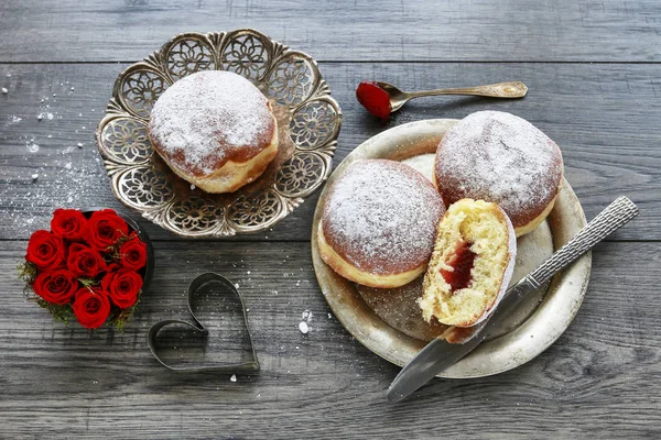 Fat donderdag viering-traditionele Poolse Donuts gevuld met — Stockfoto