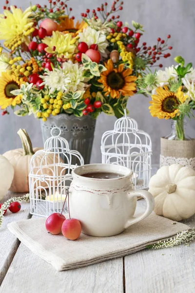 Tasse de thé et belles décorations florales d'automne sur la table . — Photo