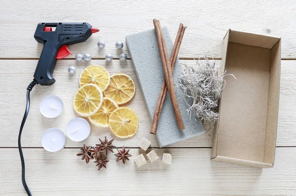 Hur man gör juldekoration (gåva) i papperslåda — Stockfoto