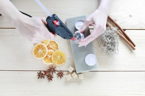 Cómo hacer decoración de Navidad (regalo) en caja de papel — Foto de Stock