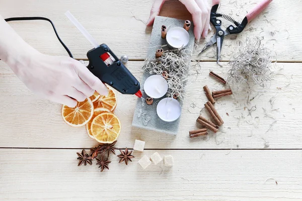 Cómo hacer decoración de Navidad (regalo) en caja de papel —  Fotos de Stock