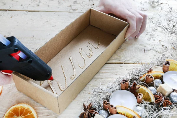 Comment faire une décoration de Noël (cadeau) dans une boîte en papier — Photo