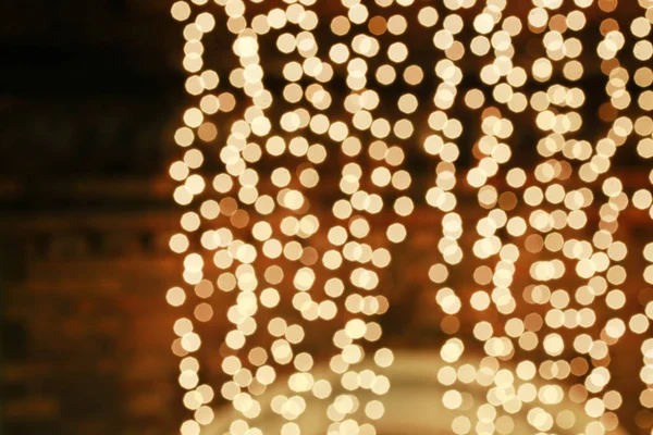 Gold glittering christmas lights. Blurred abstract background. — Stock Photo, Image