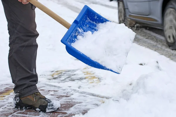 Uomo rimozione della neve dal marciapiede dopo la tempesta di neve . — Foto Stock