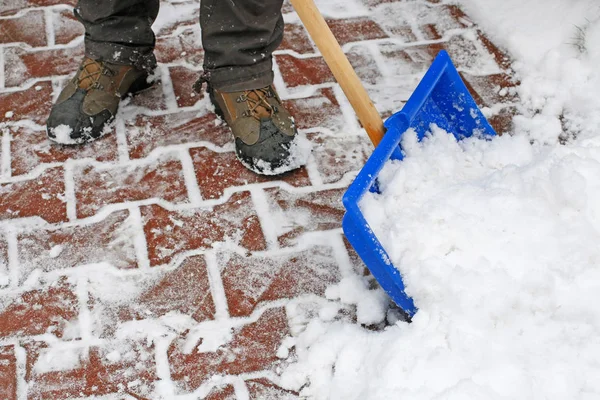 Hombre quitando nieve de la acera después de la tormenta de nieve . —  Fotos de Stock