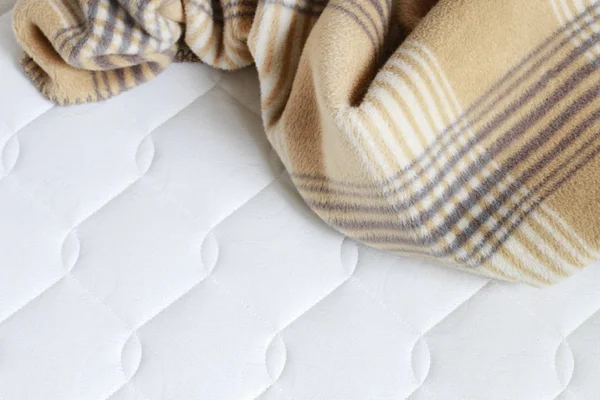 Coperta beige sul nuovo materasso . — Foto Stock