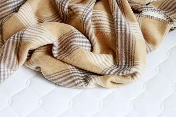 Coperta beige sul nuovo materasso . — Foto Stock