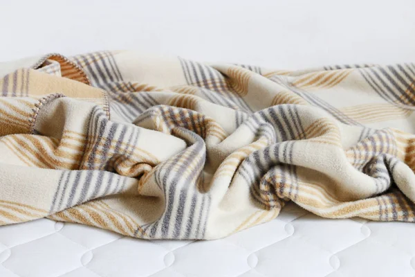 Coperta beige sul nuovo materasso . — Foto Stock