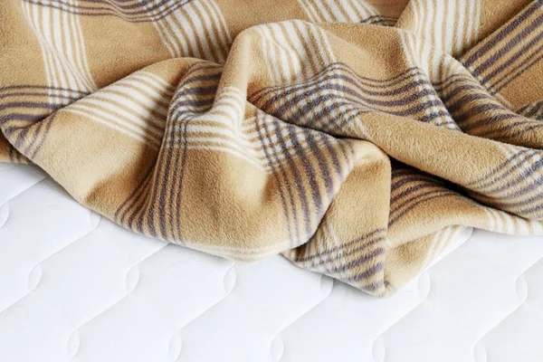 Coperta beige sul nuovo materasso . — Foto Stock