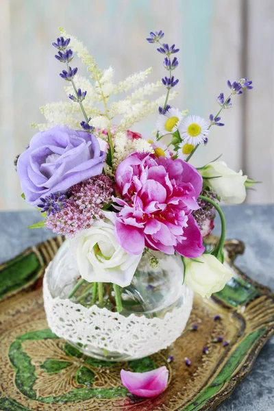 Boeket met roos, pioen, Eustoma en lavendel bloemen. — Stockfoto