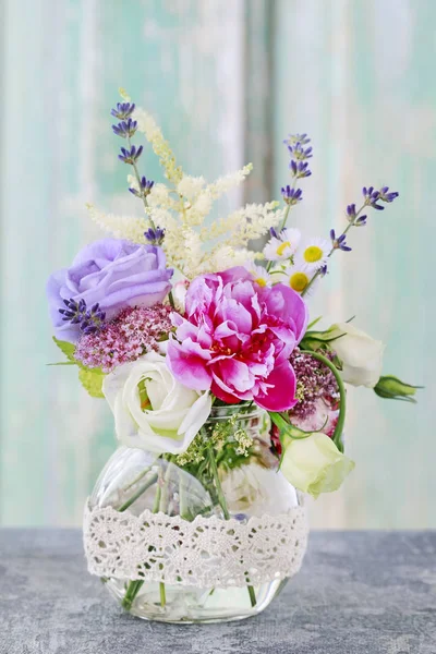 Boeket met roos, pioen, Eustoma en lavendel bloemen. — Stockfoto