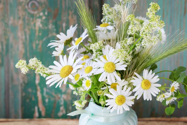 Buquê com camomilas e outras flores silvestres . — Fotografia de Stock