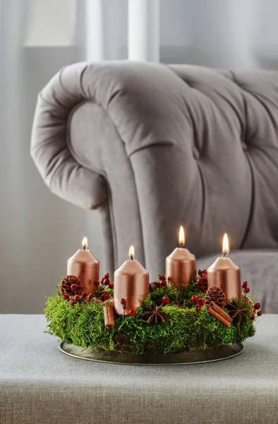 Couronne de l'Avent faite de mousse, bâtonnets de cannelle et rameau de canine de rose — Photo