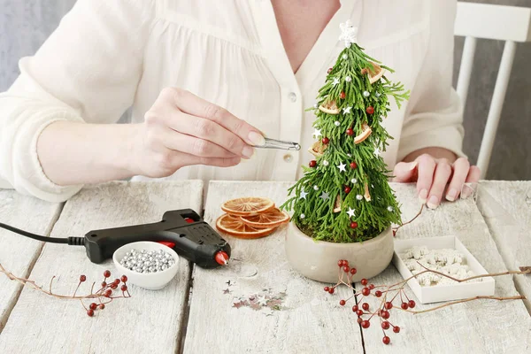 Как сделать красивые рождественские украшения в форме ели с использованием й — стоковое фото