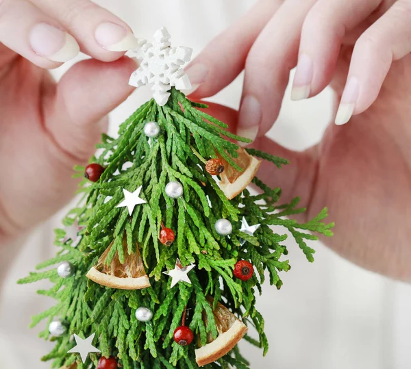 전나무 모양의 아름다운 크리스마스 장식을 만드는 방법 — 스톡 사진