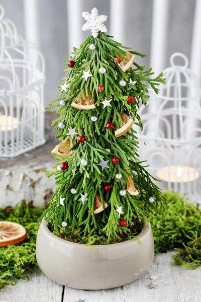 How to make beautiful Christmas decoration in fir shape using th — Stock Photo, Image