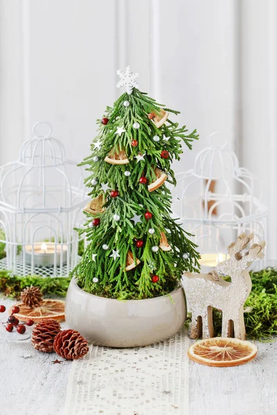 Nasıl th kullanarak köknar şeklinde güzel Noel dekorasyon yapmak — Stok fotoğraf