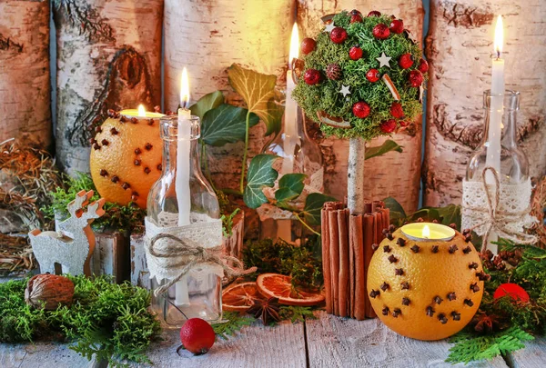 Karácsonyi lakberendezési díszítés pomander, gyertyák, moha és Parad Stock Kép