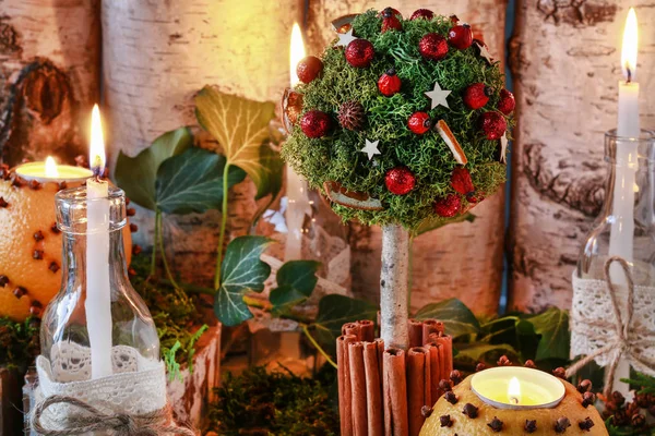 Decoração de casa de Natal com pomander, velas, musgo e parad Imagens De Bancos De Imagens