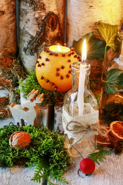 Decoração de casa de Natal com pomander, velas, musgo e parad Fotos De Bancos De Imagens