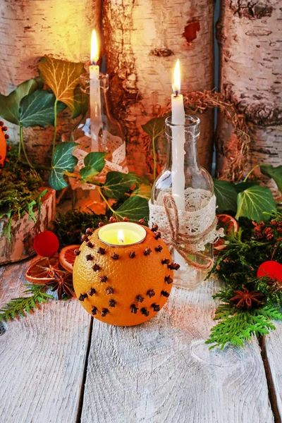 Karácsonyi lakberendezési díszítés pomander, gyertyák, moha és Parad Stock Fotó