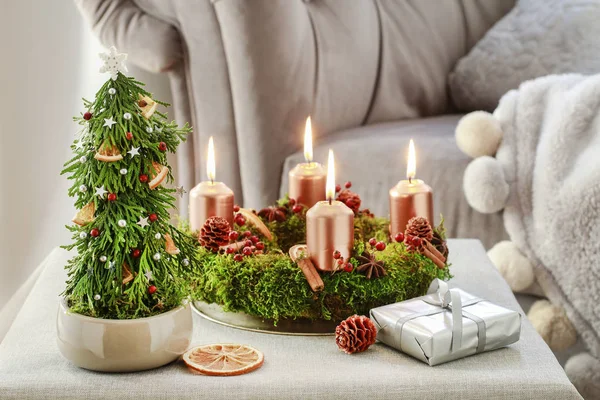 Árbol de Navidad hecho de ramitas de thuja y corona de adviento hecha de mos Imagen De Stock