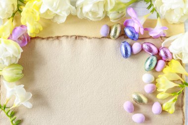 Çikolata Paskalya yumurtaları, güzel beyaz lale ve sarı freesia