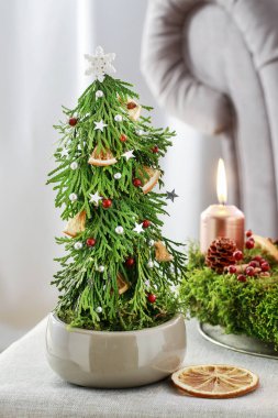 Nasıl th kullanarak köknar şeklinde güzel Noel dekorasyon yapmak