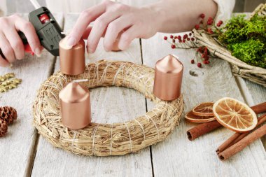 Nasıl gelişiyle masa çelenk yapmak, adım adım. 