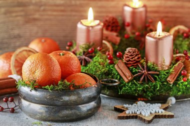 Noel süslemeleri arasında portakal ile Bowl. 