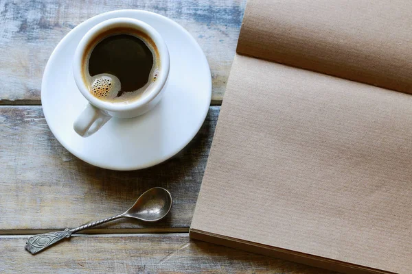 갈색 나무 테이블에서 커피 한잔 — 스톡 사진